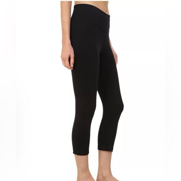 New With Tags! NIKE [S] Women's LEGEND Tight Fit Yoga/Gym Capris-Black 55214 - Picture 2 of 6